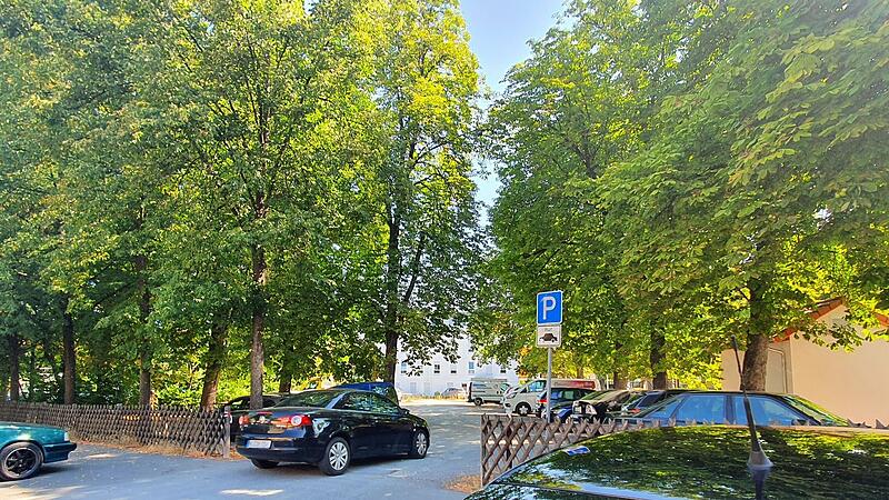Auf dem  Parkplatz hinter dem Hallenbad ist jede L&uuml;cke hei&szlig; begehrt. Auch davor wird zum Teil der Gehsteig zugeparkt.