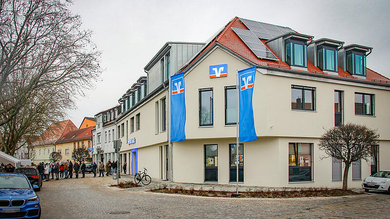 Nur die Au&szlig;enmauern erinnern noch an das ehemalige Raiffeisen-Geb&auml;ude im Zentrum von H&ouml;chstadt. Im Inneren ist alles neu.