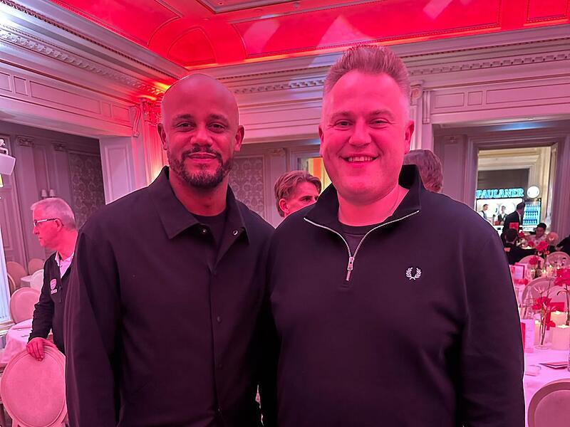 Ein unvergesslicher Fu&szlig;ball-Abend: Lukas Hilf traf FCB-Trainer Vincent Kompany beim offiziellen Bankett des FC Bayern.