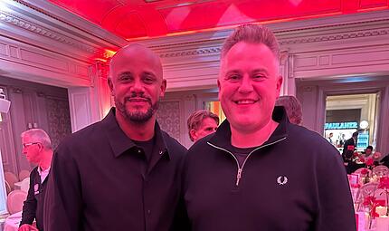 Ein unvergesslicher Fu&szlig;ball-Abend: Lukas Hilf traf FCB-Trainer Vincent Kompany beim offiziellen Bankett des FC Bayern.