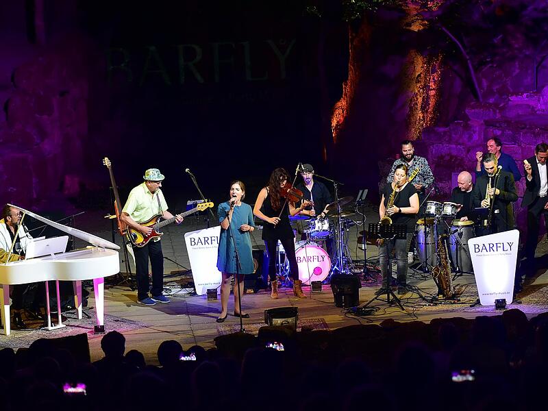 Zusammen mit vielen Gastmusikern ließ die Band „Barfly“ ihr Gastspiel auf der Naturbühne ausklingen.