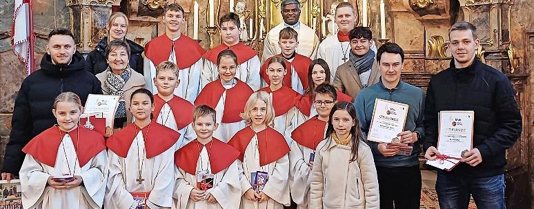 Ella H&uuml;bschmann, Kristina Schlo&szlig;macher, Linus M&uuml;ller, Manuel Dullinger, Kilian Stock. Mit Urkunde Hannes Wei&szlig;, Maximilian Dietz, David G&ouml;tz