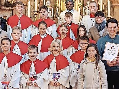 Ella H&uuml;bschmann, Kristina Schlo&szlig;macher, Linus M&uuml;ller, Manuel Dullinger, Kilian Stock. Mit Urkunde Hannes Wei&szlig;, Maximilian Dietz, David G&ouml;tz