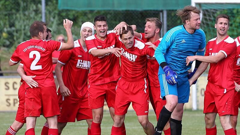 Am Wochenende des 30./31. Juli darf auf den Fußballplätzen im Kreis Kronach wieder kräftig gejubelt werden, wie hier bei den Spielern des TSV Ludwigsstadt nach dem Siegtreffer von Jakob Stauch im Relegationsspiel gegen den TSV Steinberg. Am Wochenende des 30./31. Juli darf auf den Fußballplätzen im Kreis Kronach wieder kräftig gejubelt werden, wie hier bei den Spielern des TSV Ludwigsstadt nach dem Siegtreffer von Jakob Stauch im Relegationsspiel gegen den TSV Steinberg.
