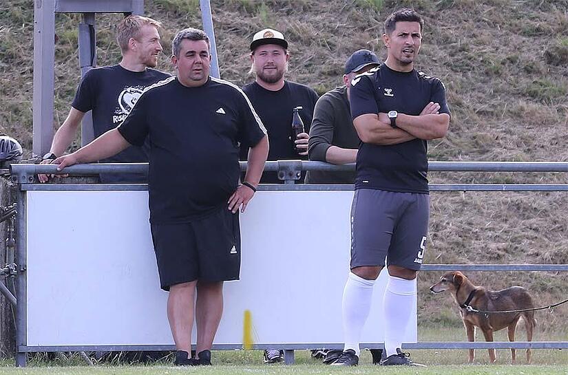 Die beiden Verantwortlichen der SG Gifting/Rothenkirchen: Sportlicher Leiter André Vetter (links) und Spielertrainer Altan Yürük. Kann ihre Mannschaft am Sonntag mit einem Dreier auf den gleichen Punktestand wie ihr Gegner SG Steinbach/Hirschfeld... Die beiden Verantwortlichen der SG Gifting/Rothenkirchen: Sportlicher Leiter André Vetter (links) und Spielertrainer Altan Yürük. Kann ihre Mannschaft am Sonntag mit einem Dreier auf den gleichen Punktestand wie ihr Gegner SG Steinbach/Hirschfeld...