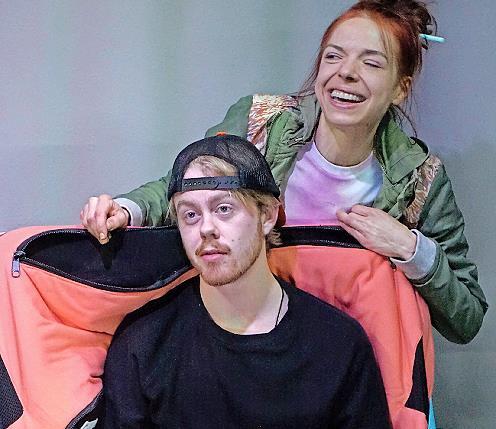 Szenen aus dem neuen Jugend-Theaterst&uuml;ck &bdquo;Wie der Wahnsinn mir die Welt erkl&auml;rte&ldquo;.