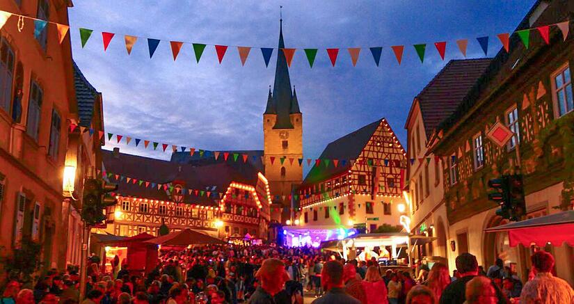 Das Zeiler Altstadt-Weinfest feiert in diesem Jahr sein 40-jähriges Bestehen. Für das Jubiläumsfest haben die Verantwortlichen mehrere Neuerungen angekündigt. Das Zeiler Altstadt-Weinfest feiert in diesem Jahr sein 40-jähriges Bestehen. Für das Jubiläumsfest haben die Verantwortlichen mehrere Neuerungen angekündigt.