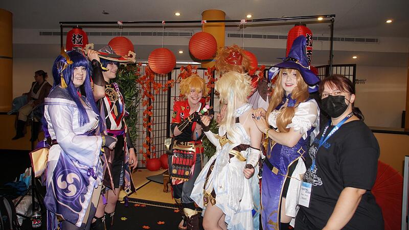 Diese Gruppe spielt das japanisch-chinesische Videospiel &bdquo;Genshin Impact&ldquo;.