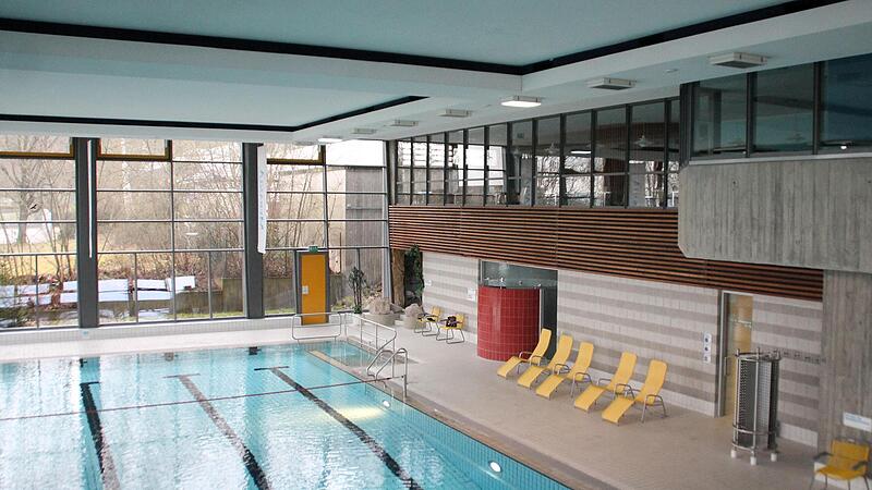 Blick auf das gro&szlig;e Becken des Lichtenfelser Hallenbades. Die Zahl der Besucher ist deutlich zur&uuml;ckgegangen, seit die Temperatur gesenkt wurde.