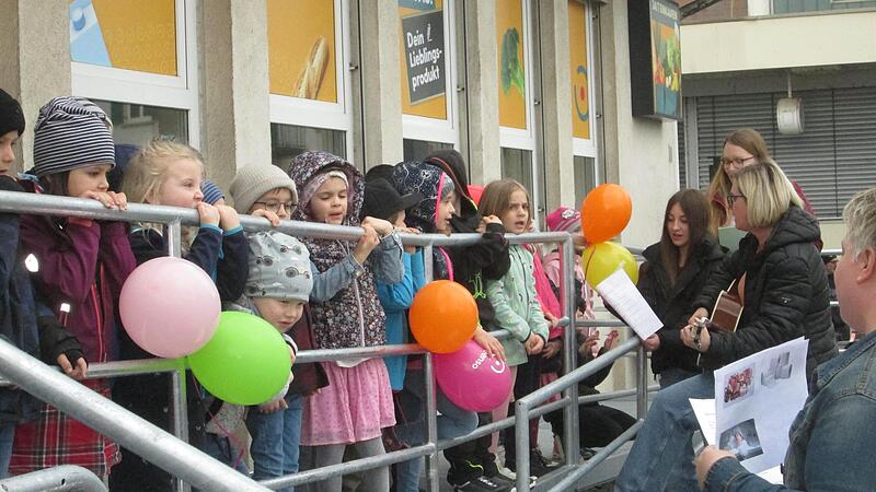 Kinder und das Personal der &bdquo;Kindervilla&ldquo; Elfershausen sangen ein Lied.