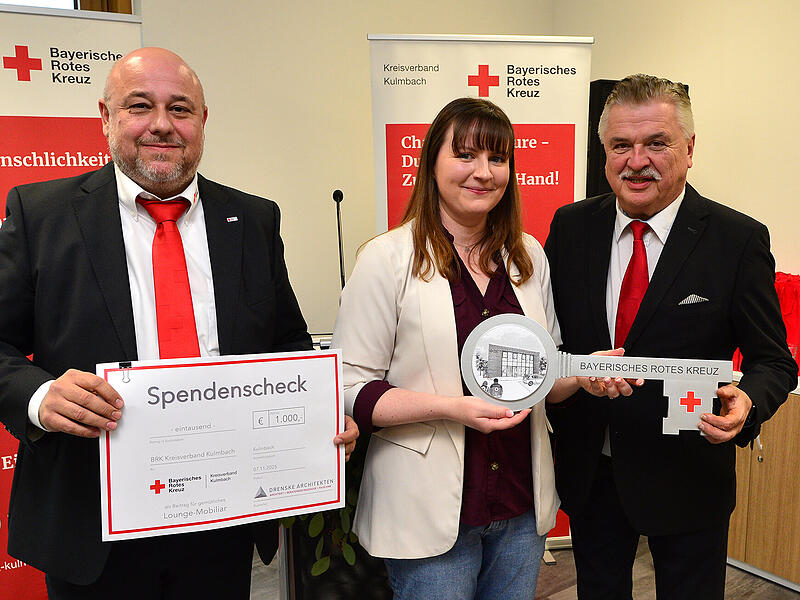 Einweihung BRK Zentrum Stadtsteinach Den Schlüssel und eine Spende von 1000 Euro überreichte Architektin Vanessa Lauterbach an BRK-Kreisvorsitzenden Landrat Klaus Peter Söllner (rechts) und BRK-Kreisgeschäftsführer Stefan Adam.