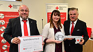 Den Schlüssel und eine Spende von 1000 Euro überreichte Architektin Vanessa Lauterbach an BRK-Kreisvorsitzenden Landrat Klaus Peter Söllner (rechts) und BRK-Kreisgeschäftsführer Stefan Adam.