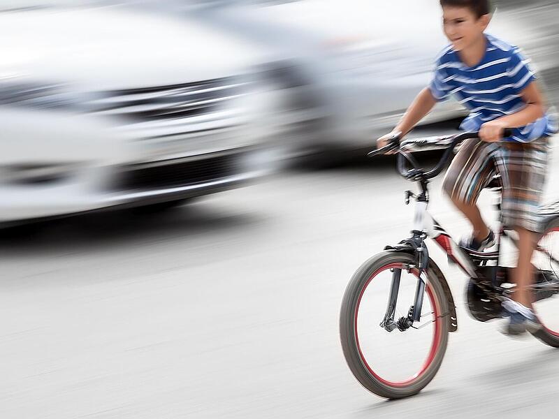 Erlangen: Auto erfasst 12-J&auml;hrigen mit Fahrrad und fl&uuml;chtet