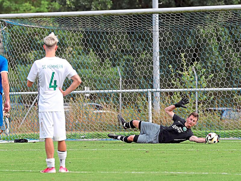 in der letzten Minute h&auml;lt der Kemmerner Torwart Pascal Motschenbacher den Elfmeter des Oberhaiders Fabian Baumg&auml;rtel.sportpress