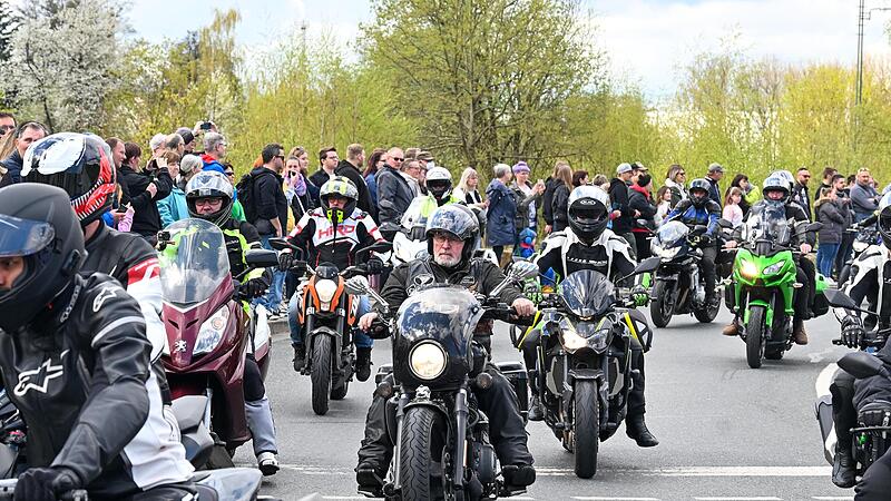 Dieses Spektakel lassen sich die Sternfahrt-Besucher nicht entgehen: Rund 5000 Biker beteiligten sich in Kulmbach am gro&szlig;en Motorrad-Korso durch die Stadt.
