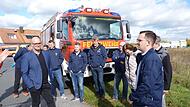 Tim Scheppe, Erster Kommandant Alexander Triebel, Zweiter Kommandant Marcus Dangel, Gerd Stingl, Uwe P&ouml;schl, Irene Fleischmann, Jutta K&ouml;hler und Nico Kauper (von links) begutachten das Gel&auml;nde, auf dem die Freiwillige Feuerwehr Adelsdorf bald ein ...