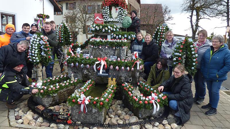 Die Osterbrunnenfreunde in Kleingesee vollenden ihr Werk am Fr&auml;nkische-Schweiz-Osterbrunnen.