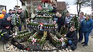Die Osterbrunnenfreunde in Kleingesee vollenden ihr Werk am Fränkische-Schweiz-Osterbrunnen.Forchheim & Fränkische Schweiz Die Osterbrunnenfreunde in Kleingesee vollenden ihr Werk am Fränkische-Schweiz-Osterbrunnen.
