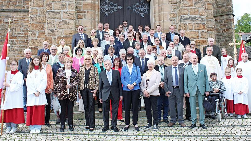 In der Schwürbitzer Herz-Jesu-Kirche fand die Jubelkommunion mit Pfarrer Lars Rebhan statt. Vor dem Hauptportal wurde ein Erinnerungsfoto gemacht. In der Schwürbitzer Herz-Jesu-Kirche fand die Jubelkommunion mit Pfarrer Lars Rebhan statt. Vor dem Hauptportal wurde ein Erinnerungsfoto gemacht.
