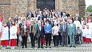 In der Schw&uuml;rbitzer Herz-Jesu-Kirche fand die Jubelkommunion mit Pfarrer Lars Rebhan statt. Vor dem Hauptportal wurde ein Erinnerungsfoto gemacht.