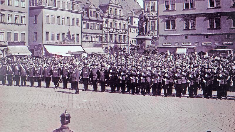 Tradition: Beim Schützenfest holt die Schützengesellschaft Coburg ihre Traditionsfahne aus dem Rathaus ab. Nach dem Vogelschießen wird die Fahne feierlich wieder in die Obhut der Stadt zurückgebracht. Tradition: Beim Schützenfest holt die Schützengesellschaft Coburg ihre Traditionsfahne aus dem Rathaus ab. Nach dem Vogelschießen wird die Fahne feierlich wieder in die Obhut der Stadt zurückgebracht.