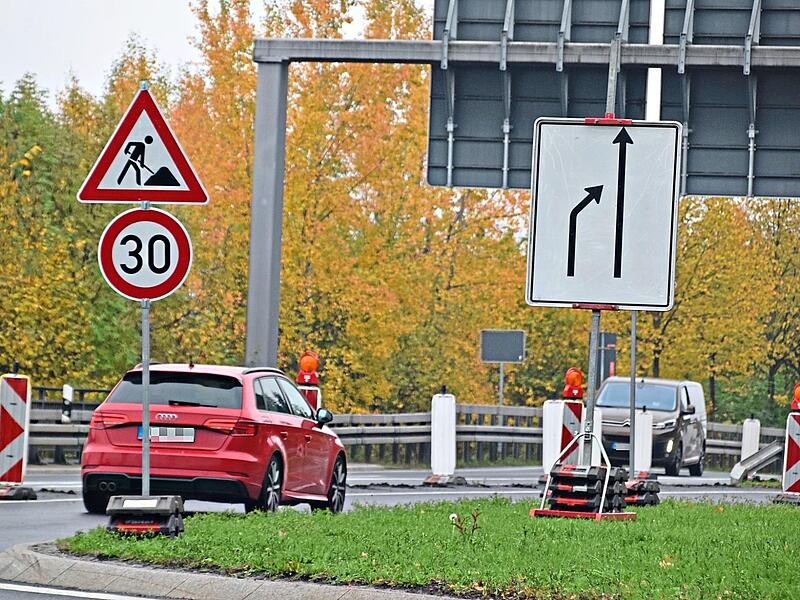 Die B 173 bekommt zwischen Kronach und Johannisthal eine neue Asphaltschicht. Die Straße bleibt befahrbar, doch das Staatliche Bauamt Bamberg appelliert an alle Verkehrsteilnehmer, umsichtig zu sein. Daniela Pondelicek Die B 173 bekommt zwischen Kronach und Johannisthal eine neue Asphaltschicht. Die Straße bleibt befahrbar, doch das Staatliche Bauamt Bamberg appelliert an alle Verkehrsteilnehmer, umsichtig zu sein. Daniela Pondelicek