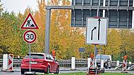 Die B 173 bekommt zwischen Kronach und Johannisthal eine neue Asphaltschicht. Die Stra&szlig;e bleibt befahrbar, doch das Staatliche Bauamt Bamberg appelliert an alle Verkehrsteilnehmer, umsichtig zu sein. Daniela Pondelicek