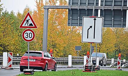 Die B 173 bekommt zwischen Kronach und Johannisthal eine neue Asphaltschicht. Die Stra&szlig;e bleibt befahrbar, doch das Staatliche Bauamt Bamberg appelliert an alle Verkehrsteilnehmer, umsichtig zu sein. Daniela Pondelicek