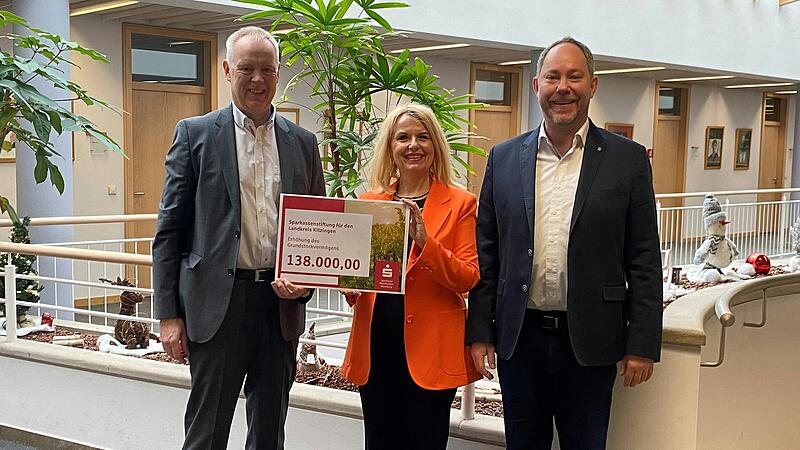 (v.l.): Bernd Fr&ouml;hlich (Vorstandsvorsitzender der Sparkasse Mainfranken W&uuml;rzburg und Vorsitzender des Stiftungsvorstandes), Landr&auml;tin Tamara Bischof und Gebietsdirektor Heiko D&auml;rr.