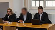Ein 45-Jähriger (Mitte) wurde vom Amtsgericht Bad Neustadt wegen sexueller Übergriffe auf zwei Azubis zu einer Bewährungsstrafe verurteilt. Nun legten Staatsanwaltschaft und eine Nebenklagevertreterin Berufung ein.