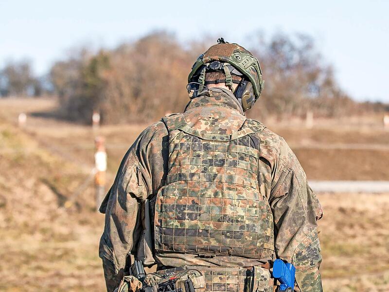 Ein Bundeswehrsoldat im Gel&auml;nde.