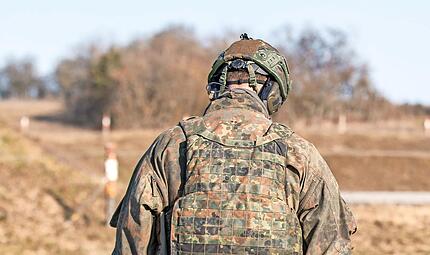 Ein Bundeswehrsoldat im Gel&auml;nde.