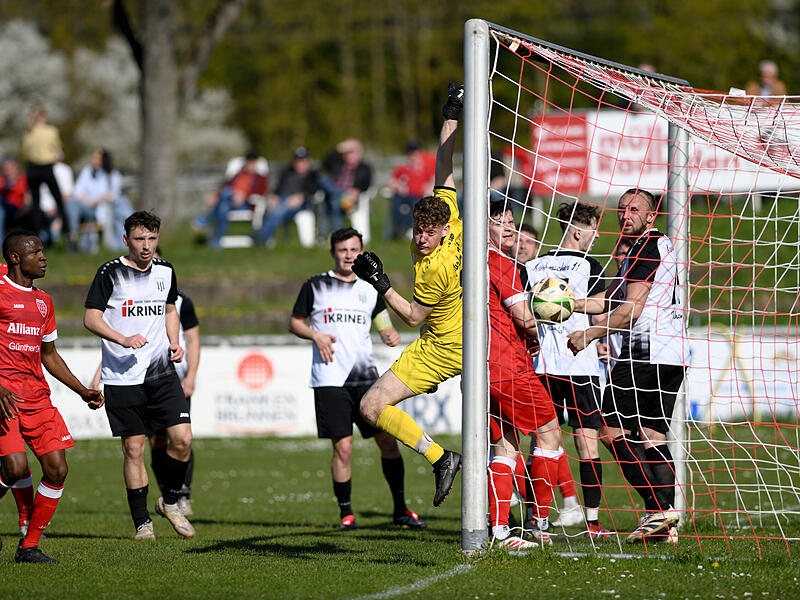 Glück gehabt: Zwar hat der FC Gerolzhofen gegen den FC Sand eine Ecke direkt verwandelt, am Ende gewannen die Korbmacher das Bezirksliga-Derby aber mit 3:2. Glück gehabt: Zwar hat der FC Gerolzhofen gegen den FC Sand eine Ecke direkt verwandelt, am Ende gewannen die Korbmacher das Bezirksliga-Derby aber mit 3:2.