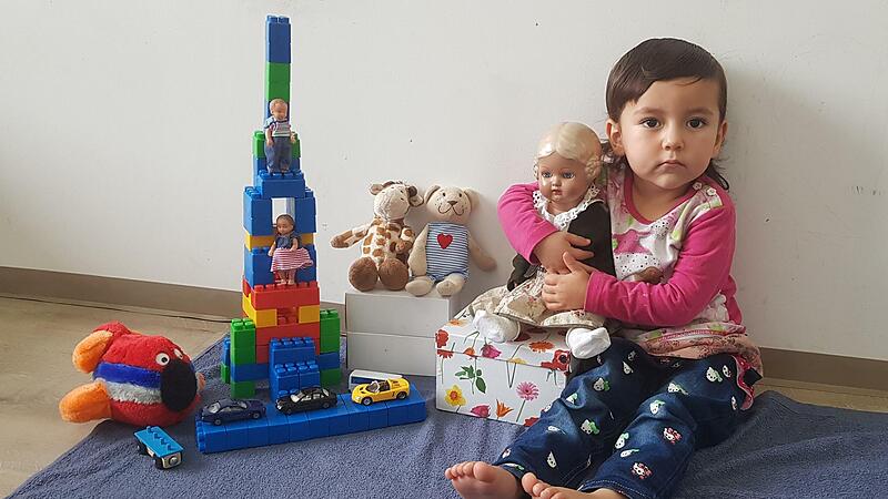 Die dreijährige Tamana lässt „Gretel“ nicht mehr los. Die Puppe hat ihr Jutta John neben anderem Spielzeug geschenkt.