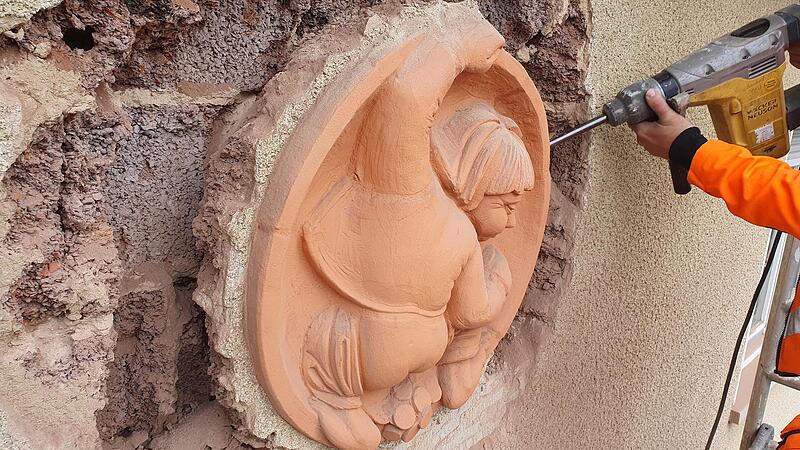 Mit viel Fingerspitzengef&uuml;hl &ndash; trotz schwerem Ger&auml;t &ndash; m&uuml;ssen die empfindlichen Ton-Medaillons aus dem Mauerwerk gel&ouml;st werden.