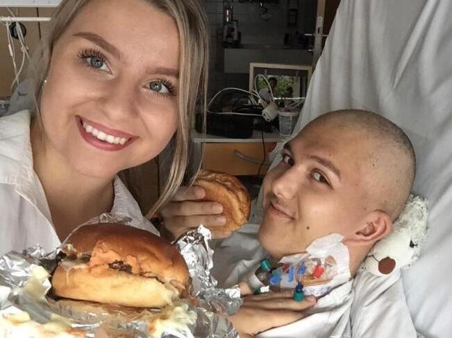 Freundin Laura ist schon während der ersten Krebs-Therapie 2019 kaum von Louis’ Seite gewichen.Forchheim & Fränkische Schweiz Freundin Laura ist schon während der ersten Krebs-Therapie 2019 kaum von Louis’ Seite gewichen.Forchheim & Fränkische Schweiz