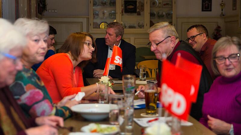Es tut sich was, an der SPD-Basis inmitten der Fränkischen Schweiz. Wie eine kleine Ortsgruppe der Beginn eines neuen Anfangs für die ganze Partei sein könnte.Forchheim & Fränkische Schweiz Es tut sich was, an der SPD-Basis inmitten der Fränkischen Schweiz. Wie eine kleine Ortsgruppe der Beginn eines neuen Anfangs für die ganze Partei sein könnte.Forchheim & Fränkische Schweiz