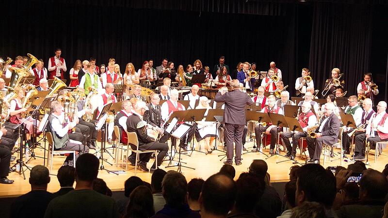 Beide Orchester stimmten gemeinsam die Landkreis-Hymne &bdquo;Crana Musica&ldquo; an.