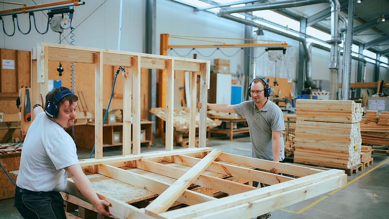 In den Werkst&auml;tten der Einrichtung iin Gremsdor fentstehen sowohl Produkte f&uuml;r Fremdfirmen als auch Eigenproduktionen.