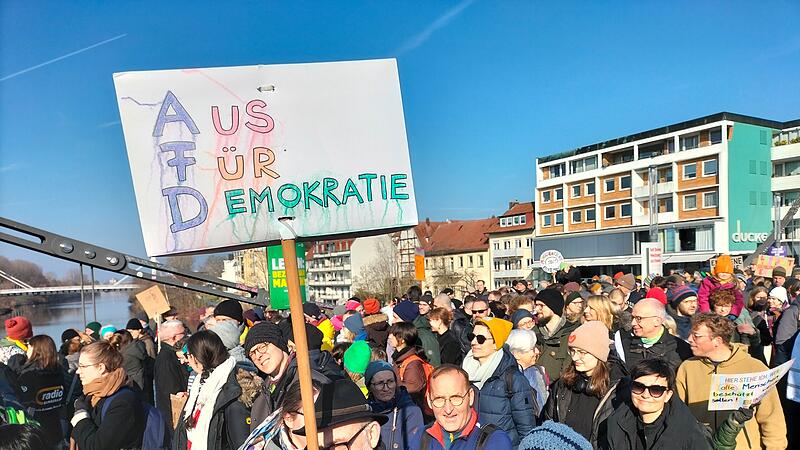 2000 Menschen beteiligten sich am Samstag, 7. Februar, in Bamberg an einer Menschenkette gegen Rechts.