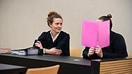 Das Foto zeigt Rechtsanwältin Lara Baumann aus Bamberg und die Angeklagte.