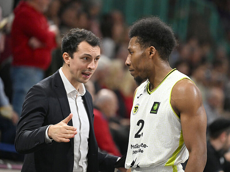 BBC-Interimstrainer Lukas Hofer im Zwiegespr&auml;ch mit  KeVaughn Allen (beim Heimspiel gegen G&ouml;ttingen). F&uuml;r einen Sieg in Bochum reichte es f&uuml;r den BBC Bayreuth nicht.
