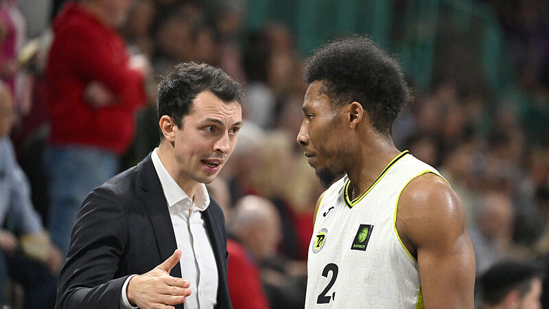 BBC-Interimstrainer Lukas Hofer im Zwiegespr&auml;ch mit  KeVaughn Allen (beim Heimspiel gegen G&ouml;ttingen). F&uuml;r einen Sieg in Bochum reichte es f&uuml;r den BBC Bayreuth nicht.