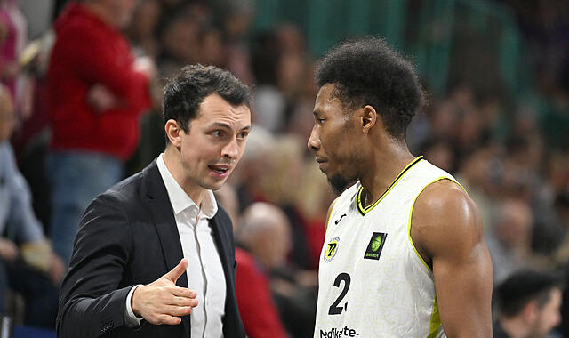 BBC-Interimstrainer Lukas Hofer im Zwiegespr&auml;ch mit  KeVaughn Allen (beim Heimspiel gegen G&ouml;ttingen). F&uuml;r einen Sieg in Bochum reichte es f&uuml;r den BBC Bayreuth nicht.