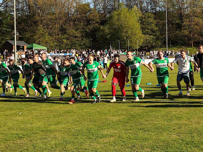 Euphorie pur beim SV Friesen: Das Team macht vor seinen Fans im Frankenwaldstadion die Laola-Welle