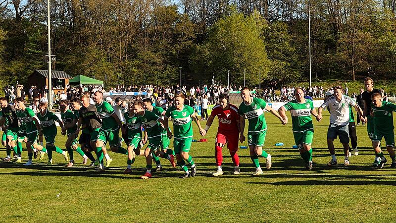 Euphorie pur beim SV Friesen: Das Team macht vor seinen Fans im Frankenwaldstadion die Laola-Welle