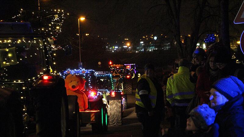 Am Samstagabend rollte eine beeindruckende Parade von mit Lichtern geschm&uuml;ckten Traktoren durch H&ouml;chstadt. Weit &uuml;ber 50 Landwirte aus der ganzen Region nahmen teil.