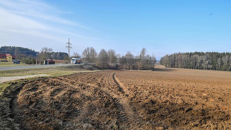 Das ganze Feld rechts steht als Fläche für ein Logistikzentrum zur Diskussion.
