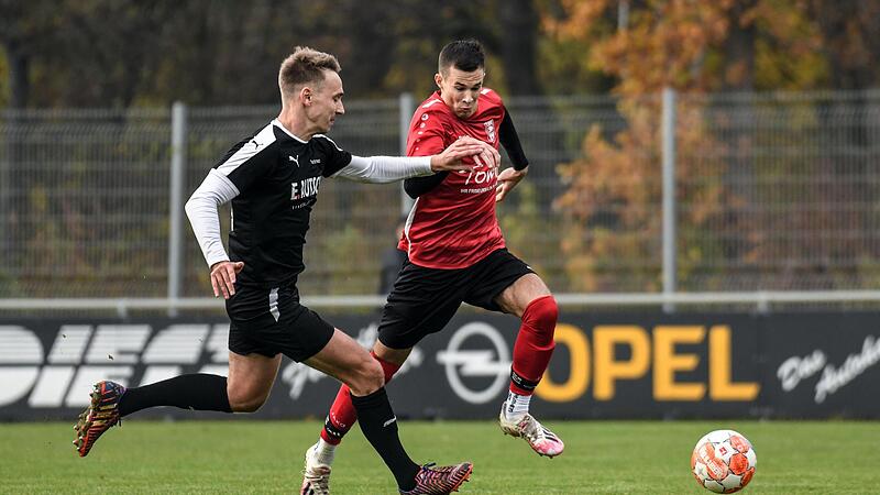 Konstantin K&ouml;rner (links) vom TSV Pfarrweisach und der Eberner Hannes Neubauer k&auml;mpfen um den Ball.