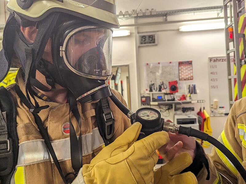 Erlebnis in Bildern: Einmal selbst Feuerwehrmann seinErlebnis in Bildern: Einmal selbst Feuerwehrmann sein Im Ernstfall müsste ich mich auf das Sauerstoffgerät verlassen.